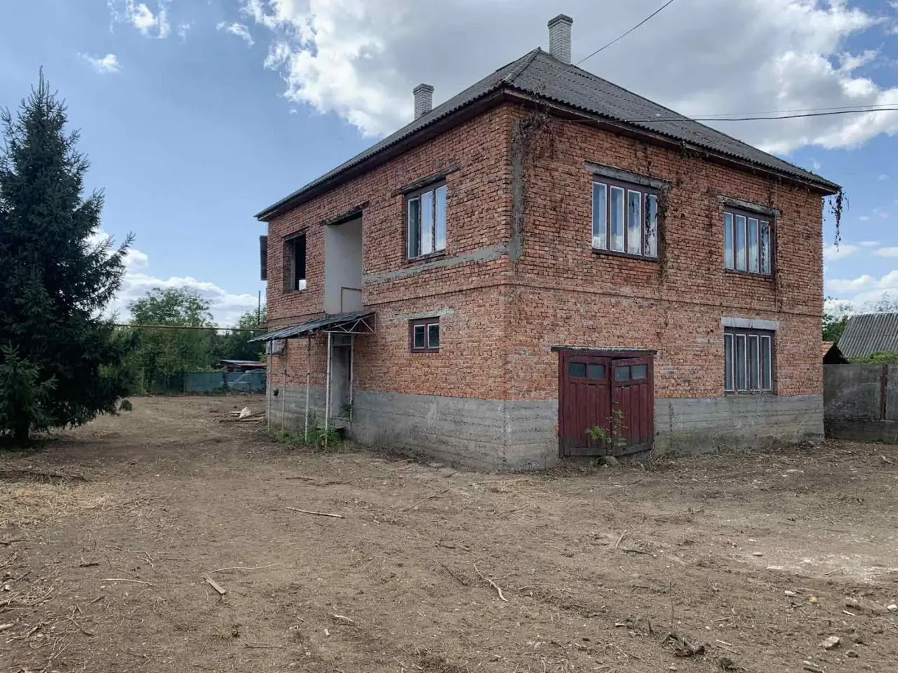Продаж просторого будинку з подвір’ям та прибудовою у Виноградові
