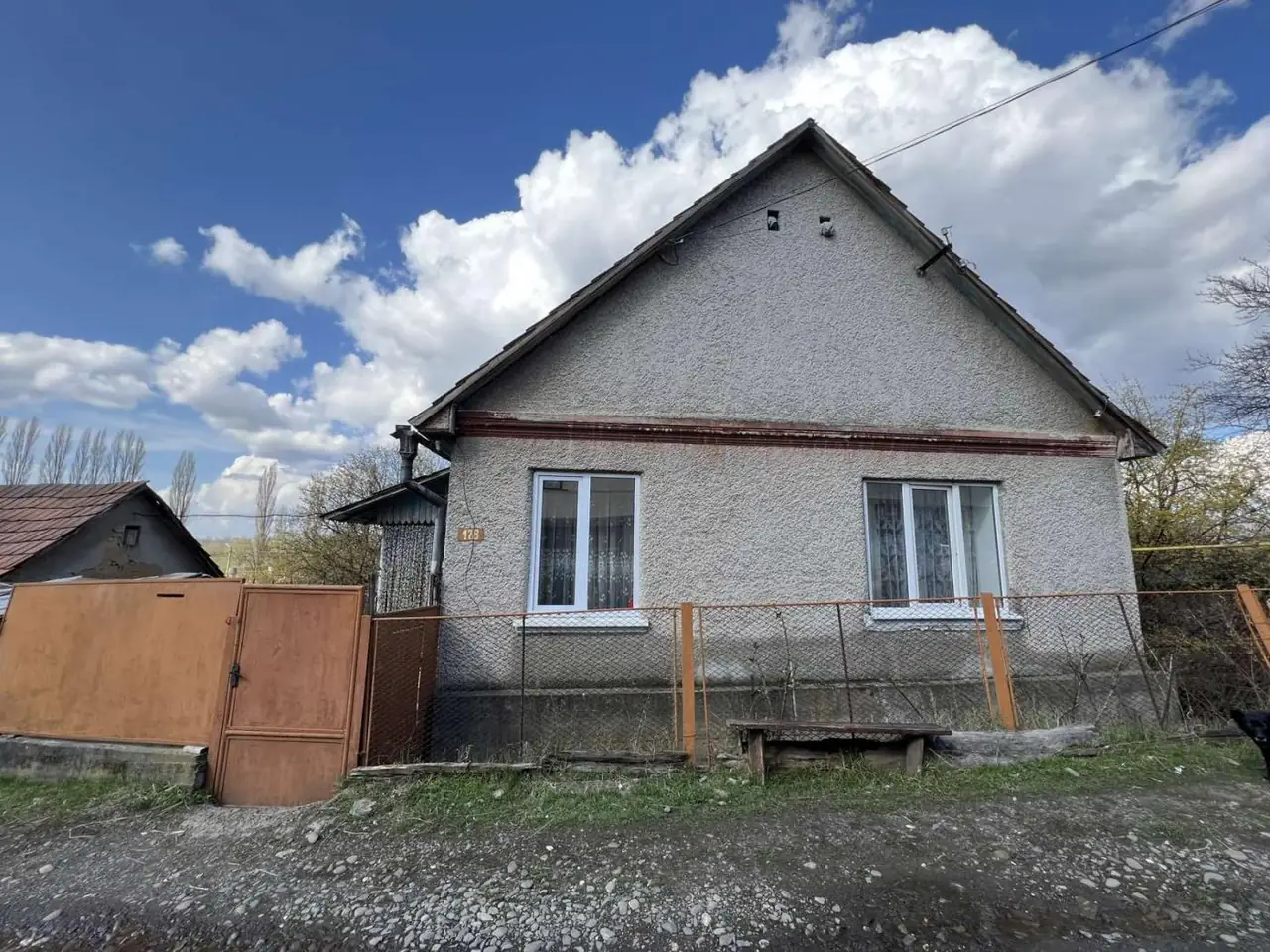 Продається будинок з великою земельною ділянкою в с. Крива
