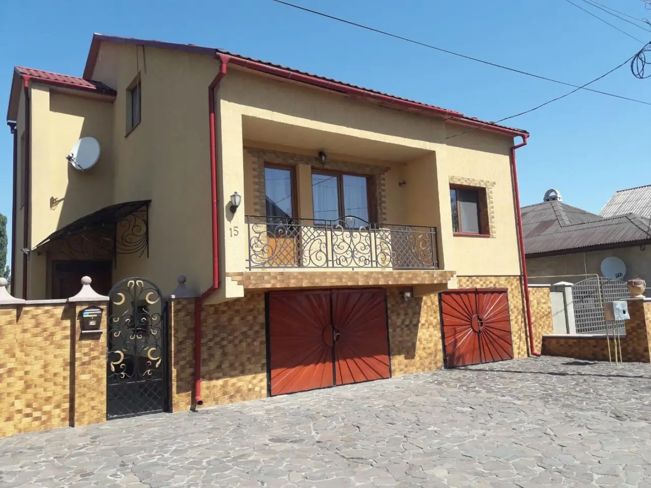 Продається просторий цегляний будинок у смт. Вілок